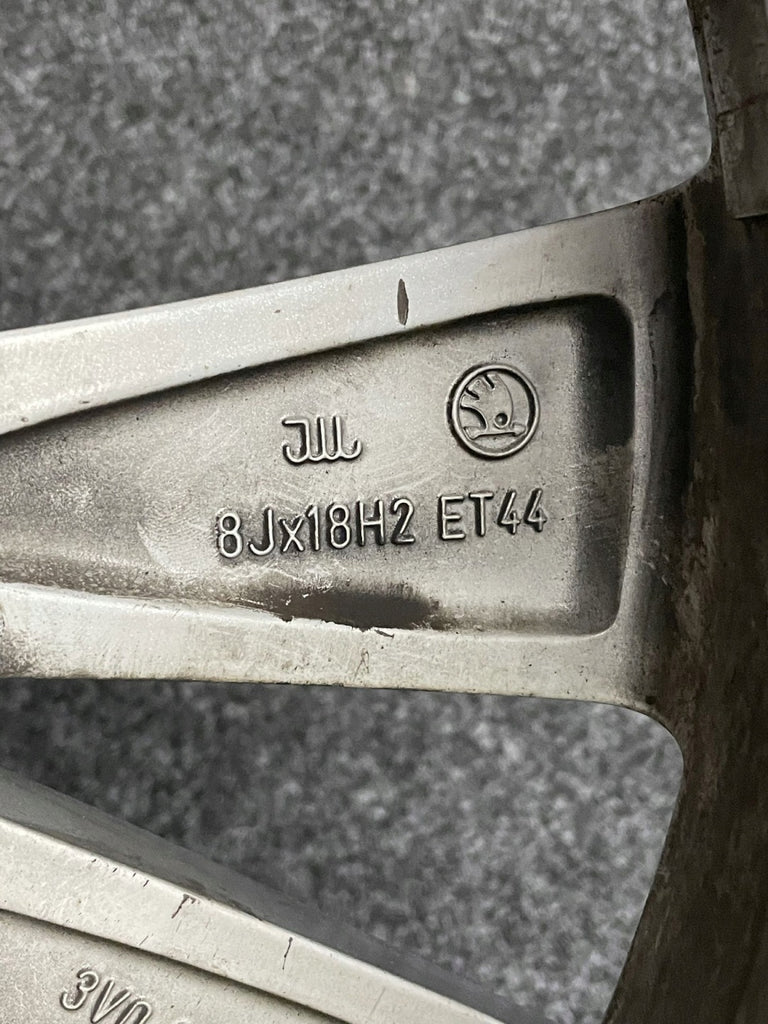 1x Alufelge 18 Zoll 8.0" 5x112 44ET Glanz Silber 3V0601025R Skoda Superb Iii FEL6661058833qc