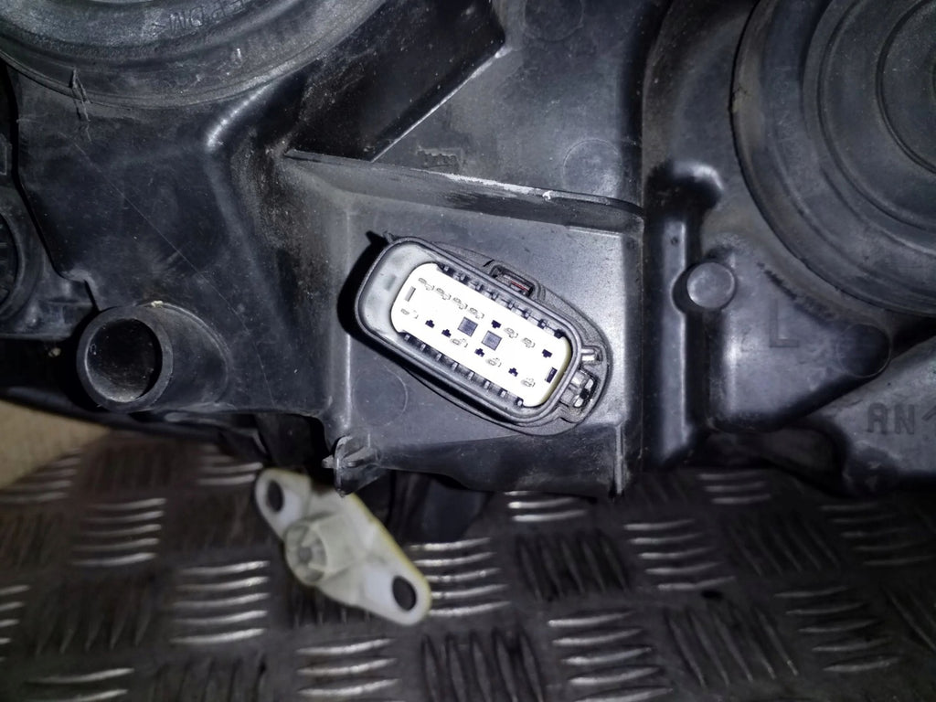 Frontscheinwerfer Ford Mondeo DS7313W030BE DS7313A005A89908746 Links Headlight SCH8110137894dk