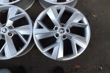 Laden Sie das Bild in den Galerie-Viewer, 4x Alufelge 19 Zoll 7.0" 5x112 43ET Glanz Silber 565601025 Skoda Kodiaq FEL7126483774di