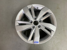 Laden Sie das Bild in den Galerie-Viewer, 1x Alufelge 15 Zoll 5.5&quot; 5x100 40ET Glanz Silber 2G0601025N VW Polo Rim Wheel