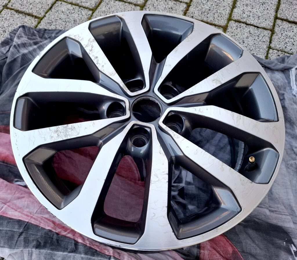1x Alufelge 17 Zoll 7.0" 5x114.3 40ET Glanz Silber 403004615R 403004770R Mg FEL4730103727um