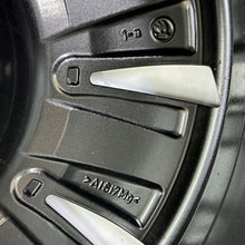 Laden Sie das Bild in den Galerie-Viewer, 1x Alufelge 17 Zoll 6.5&quot; 5x112 41ET Glanz Graphit 3V0601025 Mg Superb Rim Wheel