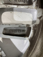 Laden Sie das Bild in den Galerie-Viewer, 1x Alufelge 17 Zoll 7.0&quot; 5x120 50ET Glanz Silber 9803723 Mini Countryman