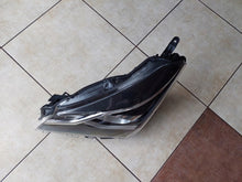 Laden Sie das Bild in den Galerie-Viewer, Frontscheinwerfer Toyota Yaris Rechts Scheinwerfer Headlight SCH3123663173sl