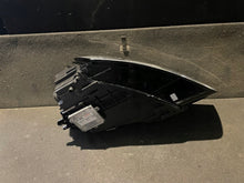 Laden Sie das Bild in den Galerie-Viewer, Frontscheinwerfer Audi Q3 Xenon Rechts Scheinwerfer Headlight SCH8185569688ib