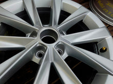 Laden Sie das Bild in den Galerie-Viewer, 1x Alufelge 17 Zoll 7.0" 5x112 42ET Glanz Silber 3AA601025R VW Passat B7 FEL6831351168ar