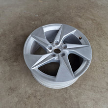 Load image into Gallery viewer, 1x Alufelge 17 Zoll 8.0&quot; 5x112 46ET Glanz Silber 8Y0601025 Audi Rim Wheel