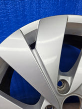 Laden Sie das Bild in den Galerie-Viewer, 1x Alufelge 17 Zoll 6.5" 5x112 46ET Glanz Silber 5H0601025B VW Golf Viii FEL1702047153tn