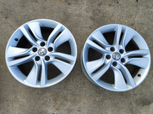 Load image into Gallery viewer, 1x Alufelge 17 Zoll 7.0" 5x110 35ET Glanz Silber 13385456 Opel Meriva B FEL9507392237ew