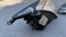 Laden Sie das Bild in den Galerie-Viewer, Frontscheinwerfer Ford Focus 2M5113100DC 2M5113100 Xenon Rechts Headlight SCH3386131070sb