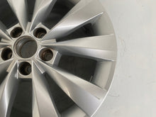 Laden Sie das Bild in den Galerie-Viewer, 1x Alufelge 16 Zoll 6.0" 5x100 38ET Glanz Silber 658601025B Skoda Kamiq FEL4582538521fr