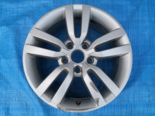 Laden Sie das Bild in den Galerie-Viewer, 1x Alufelge 16 Zoll 6.5&quot; 5x112 33ET Silber 5M0601025R VW Golf V Plus Rim Wheel