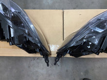 Laden Sie das Bild in den Galerie-Viewer, Frontscheinwerfer Opel Zafira Vivaro 9832836480 9832837680 Xenon Ein Satz SCH9510762489ne