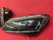 Laden Sie das Bild in den Galerie-Viewer, Frontscheinwerfer Skoda Superb III 3V1941016A 3V1941015A Xenon Rechts oder Links