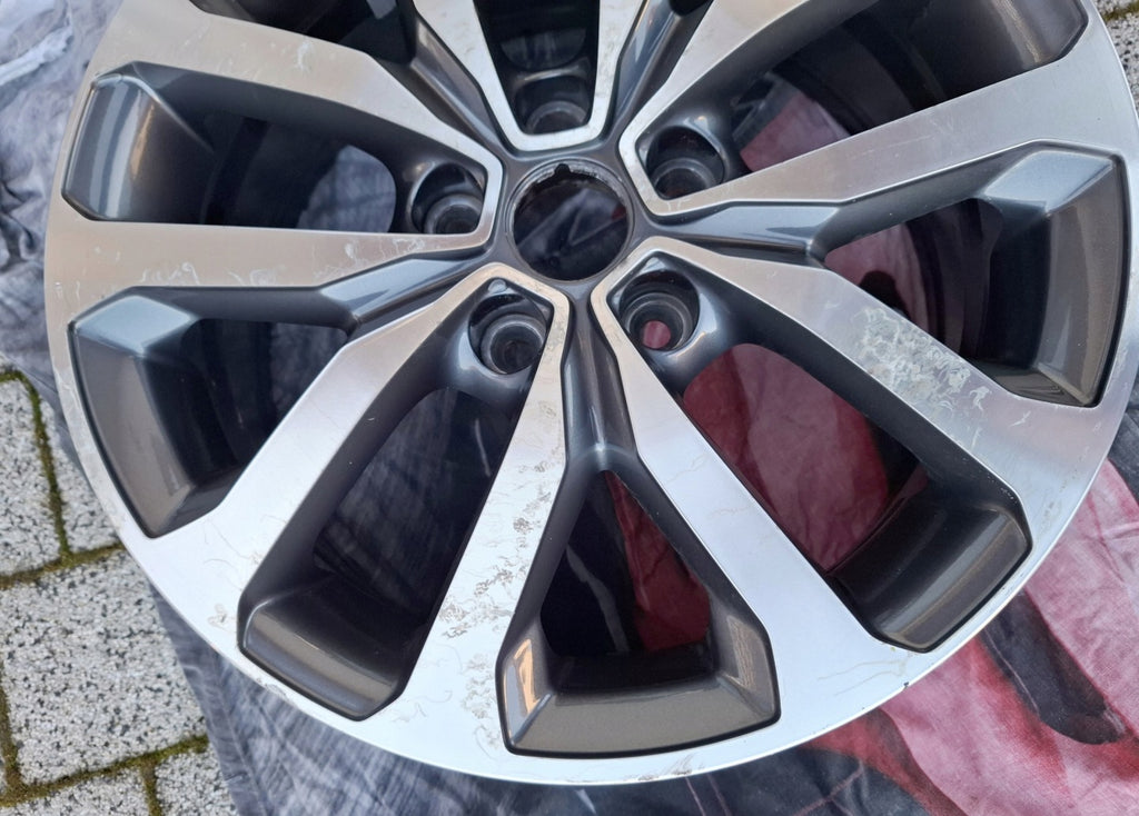 1x Alufelge 17 Zoll 7.0" 5x114.3 40ET Glanz Silber 403004615R 403004770R Mg FEL4730103727um