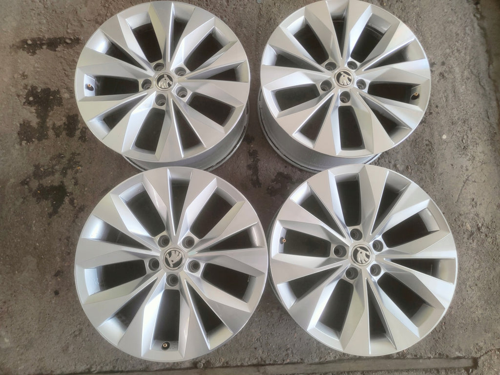 4x Alufelge 18 Zoll 8.0" 5x112 44ET Glanz Silber 3V0601025R Skoda Superb I FEL9140175262zy