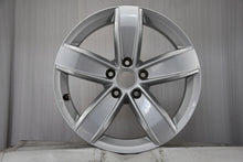 Laden Sie das Bild in den Galerie-Viewer, 1x Alufelge 17 Zoll 6.5" 5x112 38ET Glanz Silber 5NA071497 VW Rim Wheel FEL6879915559hz