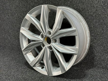 Laden Sie das Bild in den Galerie-Viewer, 1x Alufelge 18 Zoll 7.0" 5x112 43ET Glanz Silber 5NN601025N VW Golf VII Tiguan FEL2353476790oe