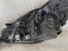 Laden Sie das Bild in den Galerie-Viewer, Frontscheinwerfer Toyota Yaris Ein Satz Scheinwerfer Headlight SCH8705822657as