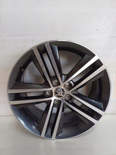 Laden Sie das Bild in den Galerie-Viewer, 1x Alufelge 17 Zoll 7.0&quot; 5x100 46ET 5JA601025D Skoda Rapid Rim Wheel