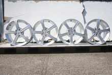 Laden Sie das Bild in den Galerie-Viewer, 4x Alufelge 17 Zoll 6.5" 5x112 44ET Glanz Silber A1774011200 Mercedes-Benz W177 FEL6055049580mf