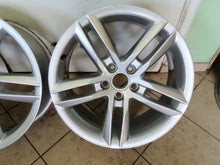 Load image into Gallery viewer, 1x Alufelge 18 Zoll 7.0&quot; 5x112 43ET Silber 8Q0601025AA Audi Q3 Rim Wheel