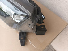 Laden Sie das Bild in den Galerie-Viewer, Frontscheinwerfer Toyota Hilux VIII 81110-0KK60 Rechts Scheinwerfer Headlight SCH1005531594es