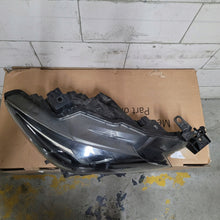 Laden Sie das Bild in den Galerie-Viewer, Frontscheinwerfer Mazda 6 Rechts Scheinwerfer Headlight