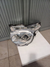 Laden Sie das Bild in den Galerie-Viewer, Frontscheinwerfer Citroën C1 II 90060985 Links Scheinwerfer Headlight SCH8818788516zs