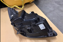 Laden Sie das Bild in den Galerie-Viewer, Frontscheinwerfer Mercedes-Benz Sprinter 906 A9068200961 Links Headlight SCH7004506167yh