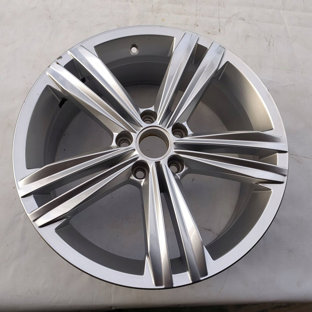 1x Alufelge 18 Zoll 7.0" 5x112 43ET Glanz Silber 5NA601025M VW Tiguan Touran FEL9885037391fu