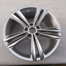 Laden Sie das Bild in den Galerie-Viewer, 1x Alufelge 18 Zoll 7.0" 5x112 43ET Glanz Silber 5NA601025M VW Tiguan Touran FEL9885037391fu