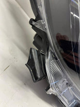 Load image into Gallery viewer, Frontscheinwerfer Toyota Yaris Ein Stück (Rechts oder Links) Headlight SCH7376462697np