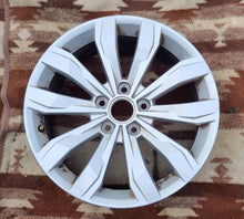 Load image into Gallery viewer, 1x Alufelge 17 Zoll 7.0&quot; 5x112 43ET Glanz Silber 2GA601025A Vw Rim Wheel