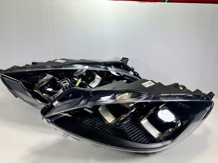 Frontscheinwerfer Ford Kuga LV4B-13E017-AR LV4B-13E016-AR Ein Satz Headlight SCH8963411679lv