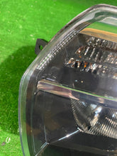 Laden Sie das Bild in den Galerie-Viewer, Frontscheinwerfer Dacia Sandero II 260608143R 90114430 Rechts oder Links