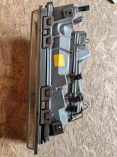 Laden Sie das Bild in den Galerie-Viewer, Frontscheinwerfer Mercedes-Benz 190 W201 2018200261 Rechts Headlight SCH3589325120rn