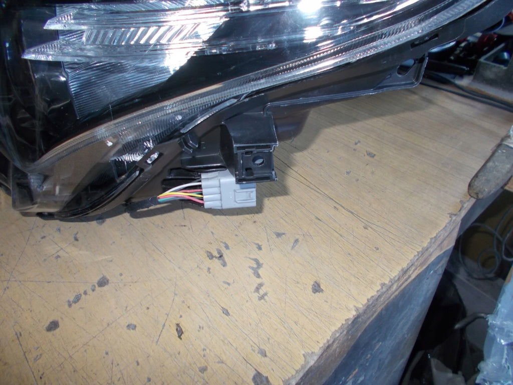Frontscheinwerfer Toyota Auris 90070909 81110-022K30 Rechts oder Links SCH2705409086tn