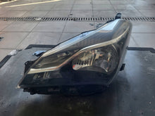 Laden Sie das Bild in den Galerie-Viewer, Frontscheinwerfer Toyota Yaris Links Scheinwerfer Headlight