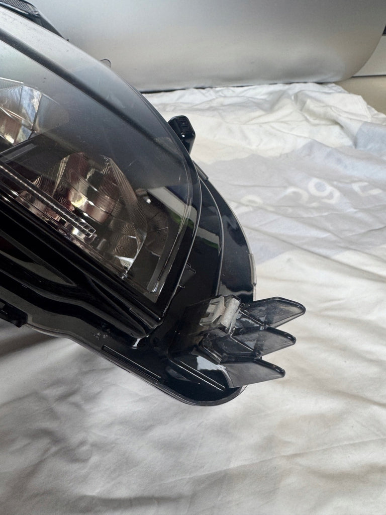 Frontscheinwerfer Ford Courier 11071087F R2X6-13E015-AG Links Headlight SCH1200857509dz