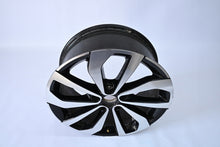 Laden Sie das Bild in den Galerie-Viewer, 1x Alufelge 17 Zoll 7.0" 5x112 45ET Glanz Schwarz 2GA601025AG VW T-Roc Rim Wheel FEL6478475097wt