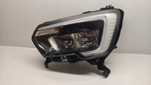 Laden Sie das Bild in den Galerie-Viewer, Frontscheinwerfer Renault Master 260607867R Halogen Links Scheinwerfer Headlight