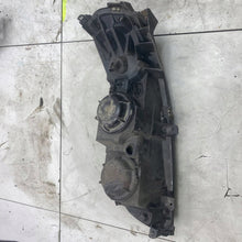 Laden Sie das Bild in den Galerie-Viewer, Frontscheinwerfer Volvo Xc70 II V70 8620687 89004806 Rechts Headlight