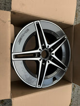 Laden Sie das Bild in den Galerie-Viewer, 1x Alufelge 18 Zoll 8.5&quot; 5x112 52ET Glanz Schwarz A2064011800 Mercedes-Benz