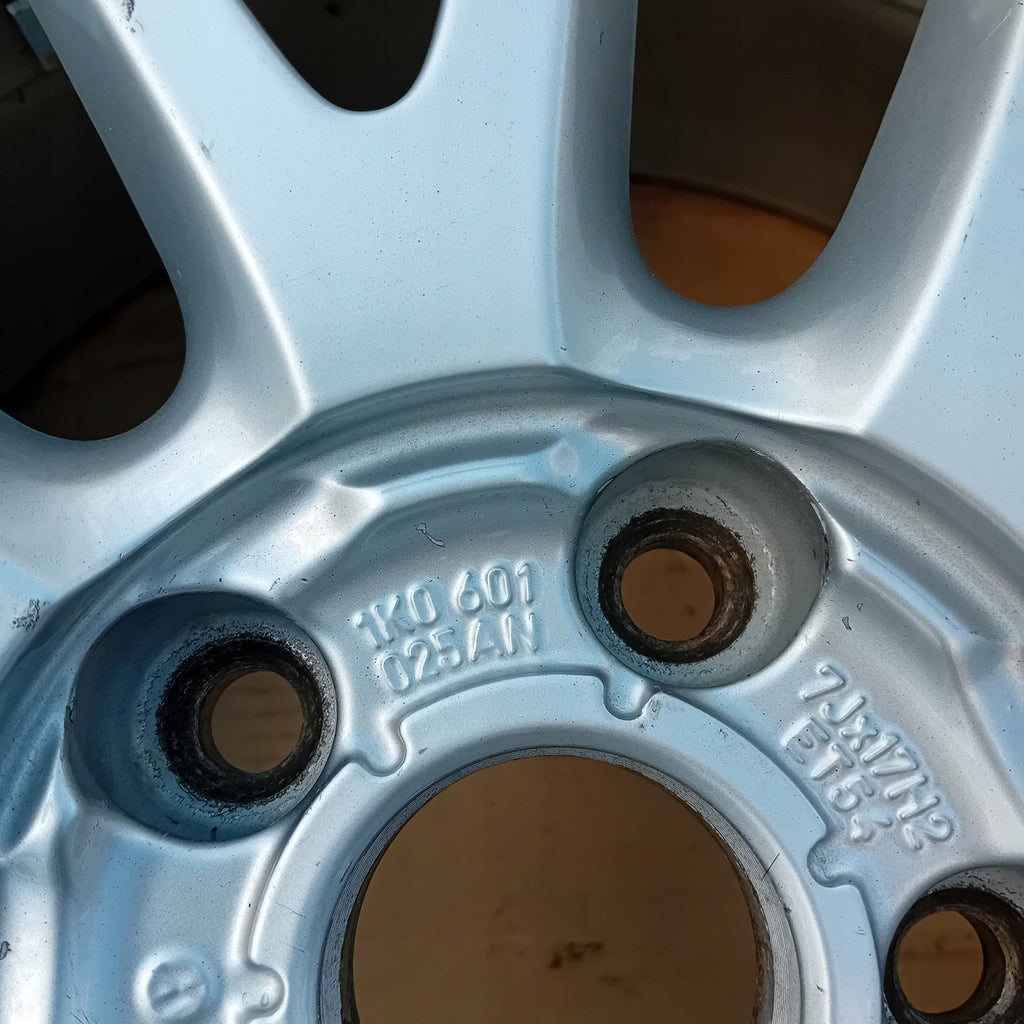 1x Alufelge 17 Zoll 7.0" 5x112 54ET Glanz Silber 1K0601025 VW Golf V Rim Wheel