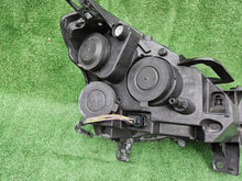 Laden Sie das Bild in den Galerie-Viewer, Frontscheinwerfer Citroën Berlingo 9806306580 Ein Stück (Rechts oder Links)