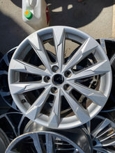 Load image into Gallery viewer, 1x Alufelge 18 Zoll 7.0&quot; 5x112 43ET Glanz Silber 83A601025G Audi Rim Wheel