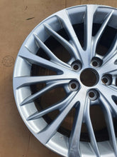Laden Sie das Bild in den Galerie-Viewer, 1x Alufelge 18 Zoll 7.5" 5x114.3 45ET Glanz Silber 19042407132 Toyota Avensis FEL2078502966ay