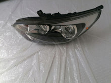 Load image into Gallery viewer, Frontscheinwerfer Kia Rio 92101-1WXXX Links Scheinwerfer Headlight