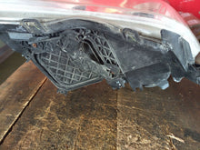 Laden Sie das Bild in den Galerie-Viewer, Frontscheinwerfer Toyota Avensis Ein Stück (Rechts oder Links) Headlight SCH5410036950vc